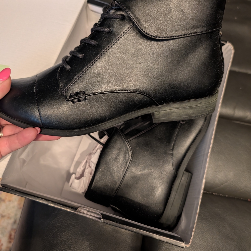 London Fog Women's Black Lace-Up Boots
